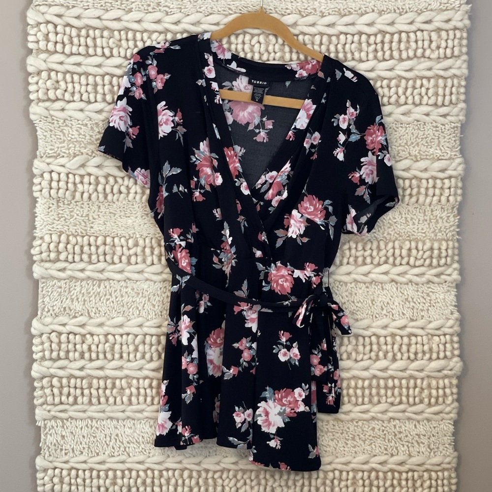 Torrid blouse size 0 or 12/14 EUC